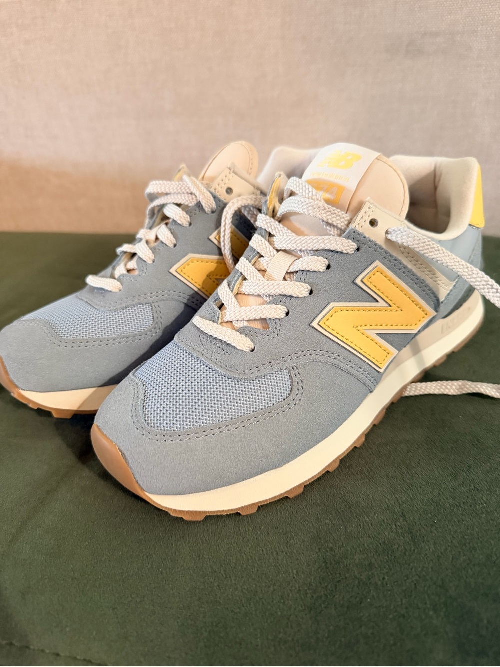 New Balance 574 Women's Sneakers - size 7.5 - Pale Blue and  Butter Yellow - Picture 3 of 9